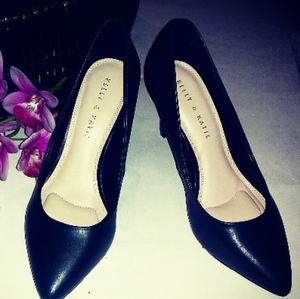 KELLY & Katie NWOT  heels darkest blue size 9